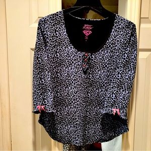 BETSEY JOHNSON INTIMATES SZ S BLACK & GRAY ANIMAL PRINT TOP W/PINK BOWS. EUC.